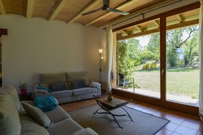 Salón con vista al jardín