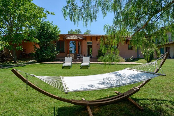 Terraza y jardín de la casa