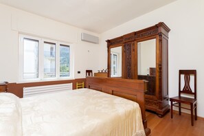 Bedroom with double bed (Queen mattress) and typical Sorrento furniture