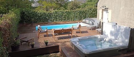 Piscine chauffée et jacuzi pour un moment bien-être.