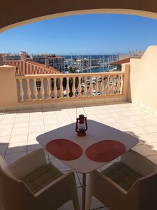 Apartamento con vistas al mar en Almérimar Marina & Golf Resort con piscina.