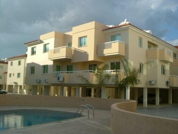 Second floor apartment overlooking the pool with sea views from the balcony