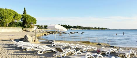 La meravigliosa spiaggia sabbiosa  dove e' possibile noleggiare sedie a sdraio 