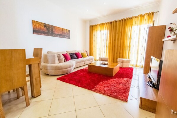 Spacious lounge dining room