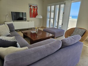 Upstairs entertainment area with balcony and beautiful views
