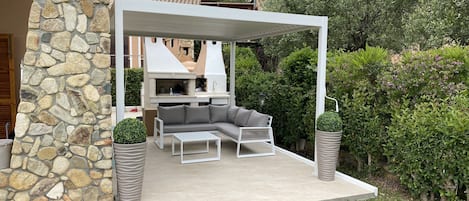 Pergola esterna con salotto relax