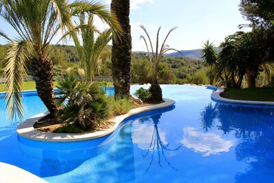 Casa tranquila, con vista al mar, piscina y tenis, a 5 minutos de la playa