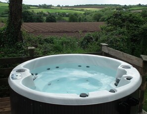 Outdoor hot tub with lovely countryside views (extra charge £60/wk, £40 sh brk