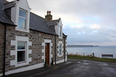 Hill Crest - Seaside Clifftop Cottage - Panoramic Views of Fabulous Cullen Bay