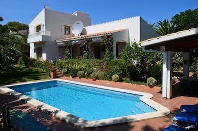 Villa privada con piscina, WiFi, 3 dormitorios, 3 baños, zona residencial tranquila