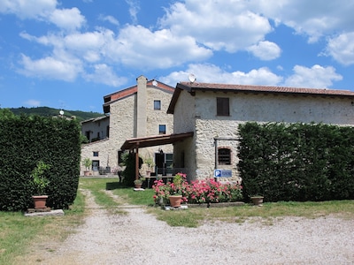Relaxing country house with swimming pool two minutes from Lake Garda