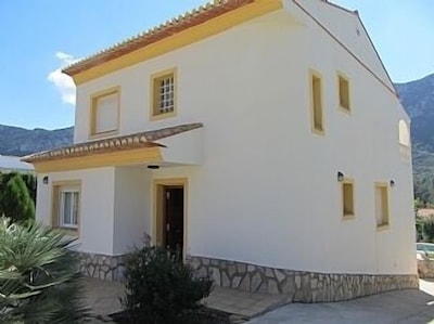 Villa con piscina privada y vistas a la montaña 