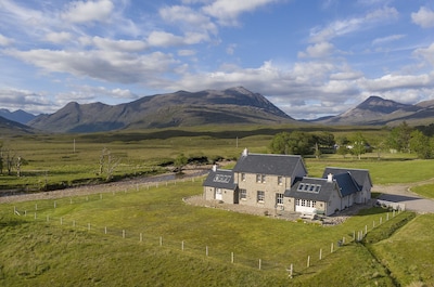 Impresionante país de origen dentro de Lochcarron Raíces en Highlands, de construcción 2011