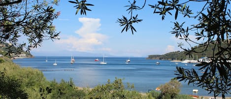 Vista della baia di Mola dal giardino