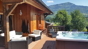 Lounge Area, Hot Tube & view on "La Bourgeoise"