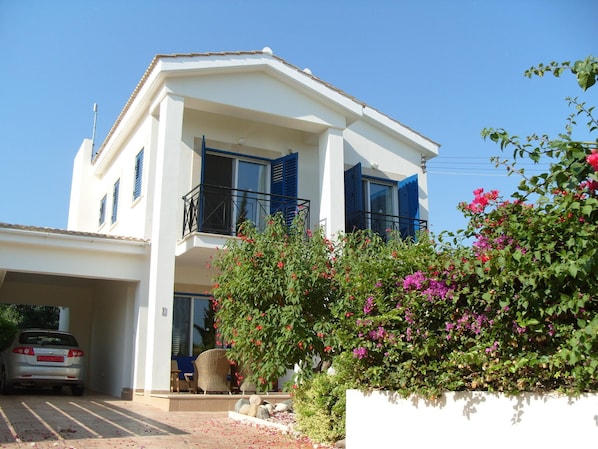 3 bedroom villa with private pool and gardens