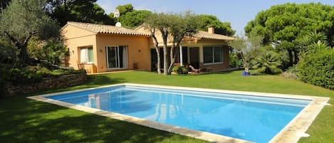 maison individuelle  dans un site protégé. piscine privée