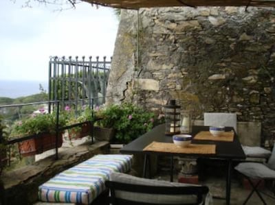 House with terrace perched on the cliff, direct access to the sea, beach 15min