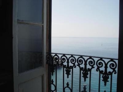 House with terrace perched on the cliff, direct access to the sea, beach 15min