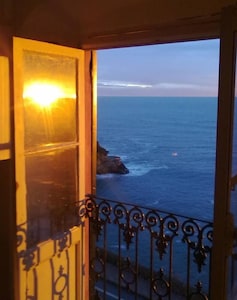 House with terrace perched on the cliff, direct access to the sea, beach 15min