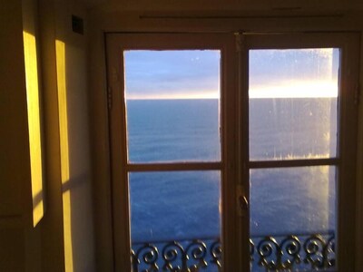 House with terrace perched on the cliff, direct access to the sea, beach 15min