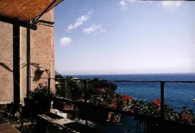 House with terrace perched on the cliff, direct access to the sea, beach 15min