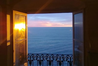 House with terrace perched on the cliff, direct access to the sea, beach 15min