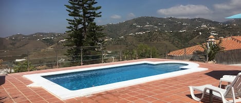 Pool, sunbathing area.
Panoramic views