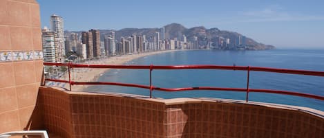 Terraza con vistas a la playa de Levante