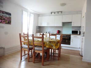 V
iew of the kitchen/dining area