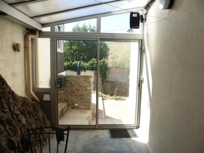 Entrance lobby to front door of lower and upper apartments