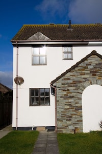 Modern 3 bedroom holiday home St Merryn with upstairs views towards Harlyn Bay