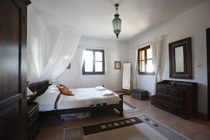 Double aspect air conditioned main bedroom 