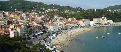 ecco la spiaggia di Santerenzo vista dal castello di San terenzo