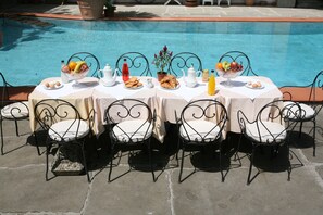 Pool & Garden. Breakfast Time