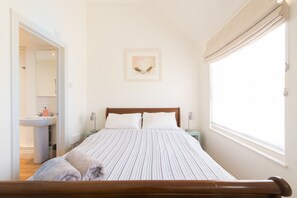 Double bedroom with en-suite shower room