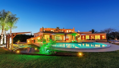 Villa de lujo con zonas tropicales piscina y el salón