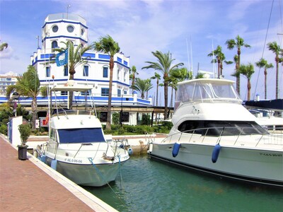 Beautiful 3 bed, 2 bathroom apartment located in the heart of Estepona Marina