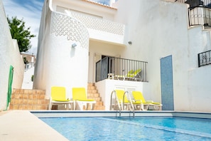 3 bedroom villa with lovely pool area 3 mins walk to Luz beach