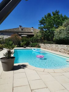 GITE UNIQUE/ GRAND CONFORT/TOTALEMENT INDEPENDANT /EN REZ-DE-JARDIN / 2 PISCINES