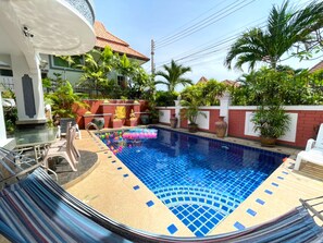 Hamac avec vue sur la piscine