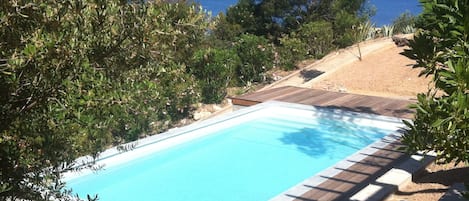 Piscine avec vue sur mer