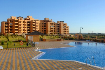 Apartamento moderno y espacioso con vistas al mar, aire acondicionado, wifi y piscina.