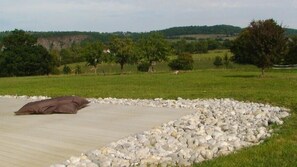 Terrasse de la piscine (poufs et transats)