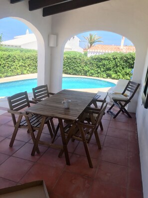 Terraza cubierta y acceso a la  piscina