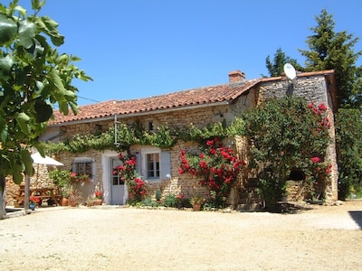 Pretty Charantais cottage. WIFI. With private pool & garden, tranquil  location 