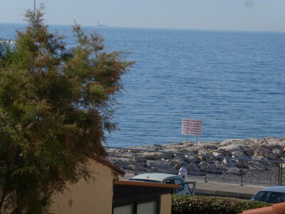 Apartamento de 90m2, junto al mar y vistas al mar Mediterráneo, cerca de comercios.