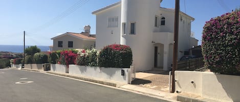 Villa Mariposa located in cul-de-sac with sea and mountain views. 2 car drive.