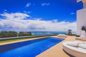 Swimming pool / sea view