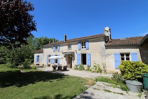 The "front of house", a truly classic Charentaise Maison de Maitre. 